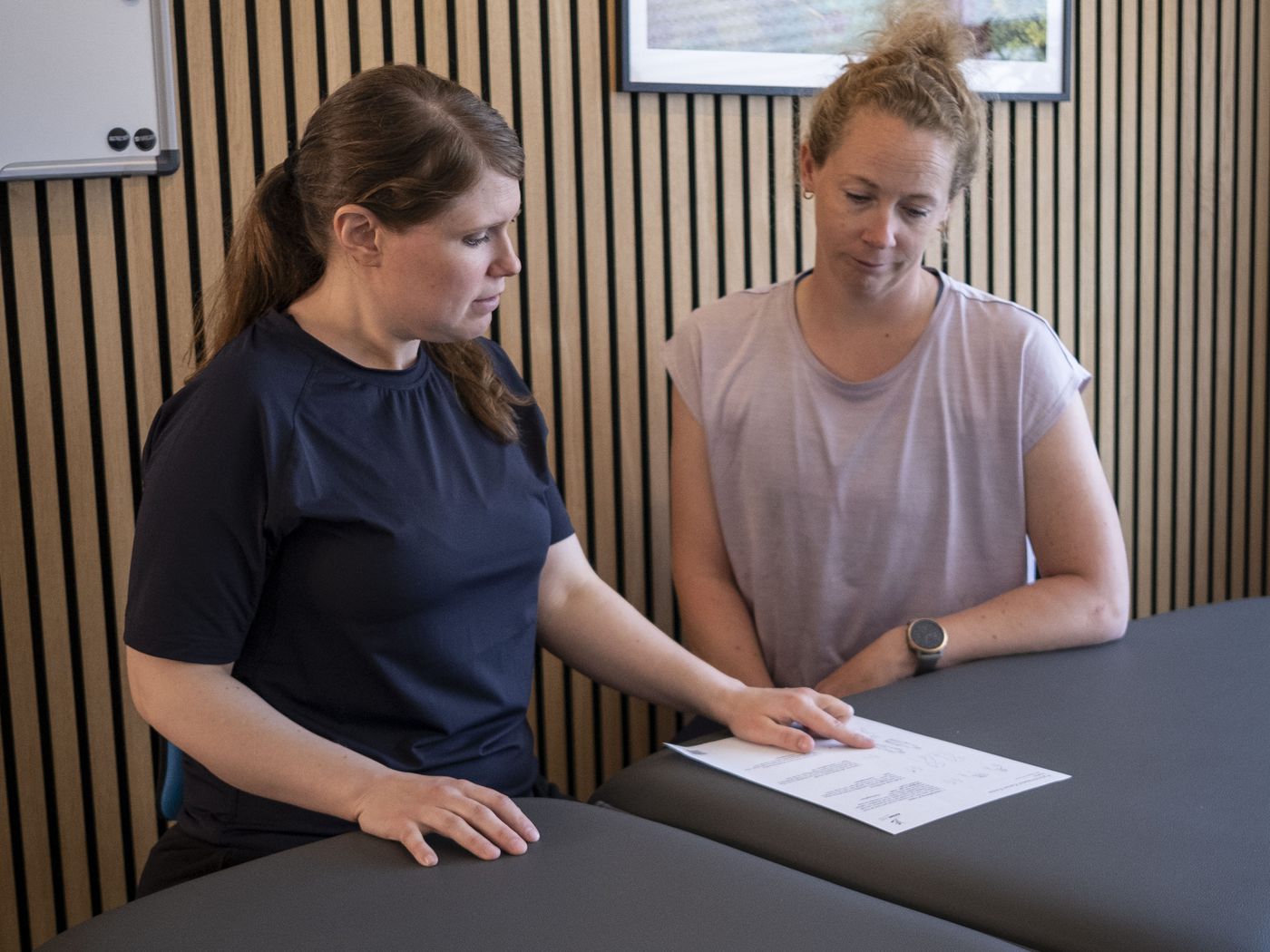 Karen Finne gennemgår et øvelsesprogram med en patient